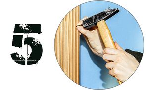 Lifehack 5: Spijkers altijd binnen handbereik dankzij magneet aan de hamer Lifehack 5: Spijkers altijd binnen handbereik dankzij magneet aan de hamer