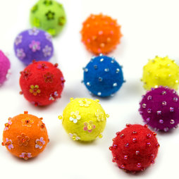 LIV-42, Adams, decoratieve magneten van vilt, met glazen kraaltjes, set van 3